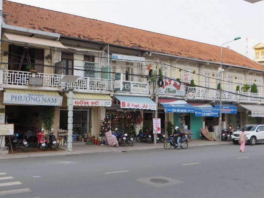 Một dãy nhà kiểu cũ , đẹp và vẫn còn ngay bến Ninh Kiều