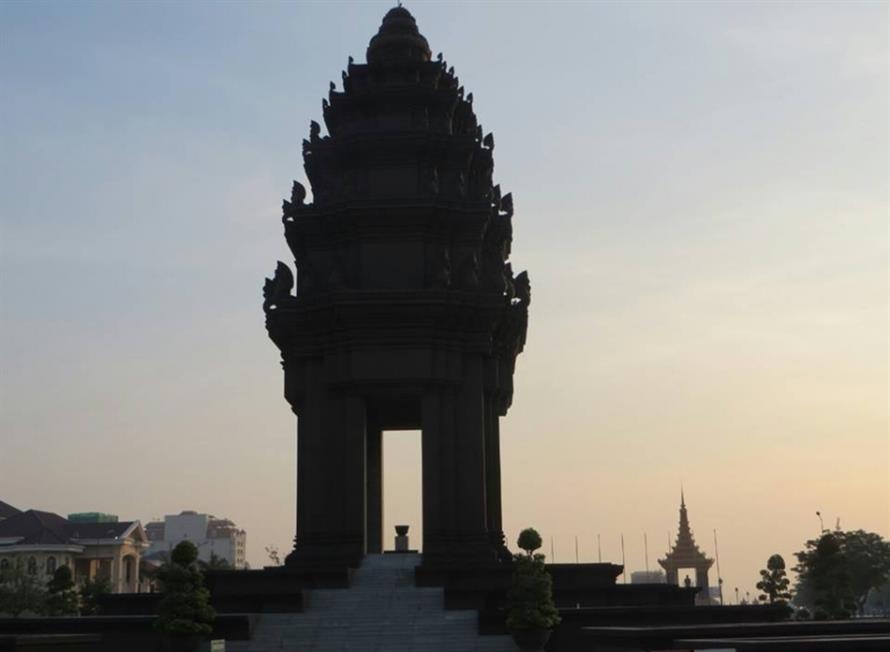 Tượng đài độc lập tại Phnom Penh - Kampuchia , lúc trời vừa hừng sáng .