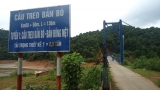 Để tới Mường Phăng phải đi qua cầu treo Bản Bó bắc qua hồ Pá Khoang