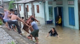 gười dân Nhơn Bình (TP Quy Nhơn) dọn đồ chạy lũ khi nước dâng đột ngột