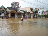 Nước lũ tràn vào thị trấn Bồng Sơn, huyện Hoài Nhơn 