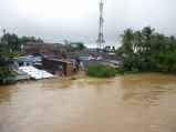Nhiều nhà dân ở ven sông Lại Giang bị ngập sâu trong lũ
