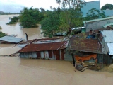 Nước ngập gần tới mái tại phường Trần Quang Diệu