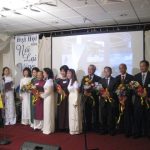 Các Học sinh trao tặng hoa đến Thầy Cô