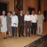 Thầy Minh chụp hình lưu niệm