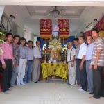 Học trò trước hương linh Thầy