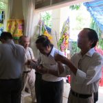 Thắp huơng trước vong linh Thầy
