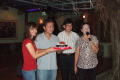 Thay mặt cho cựu học sinh NTH, Mrs.Thuận tặng bánh lưu niệm cho các bạn xa quê